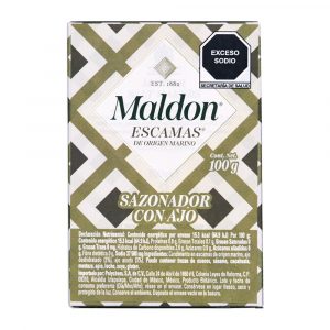 Detalle de cristales piramidales de sal Maldon con ajo