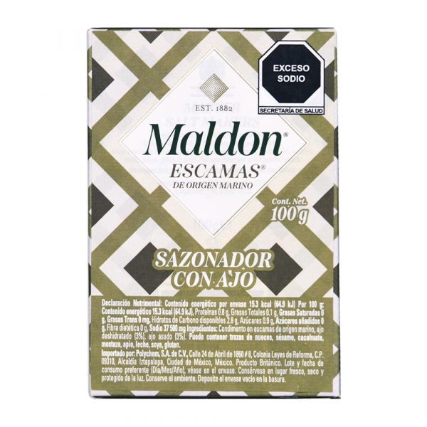Detalle de cristales piramidales de sal Maldon con ajo