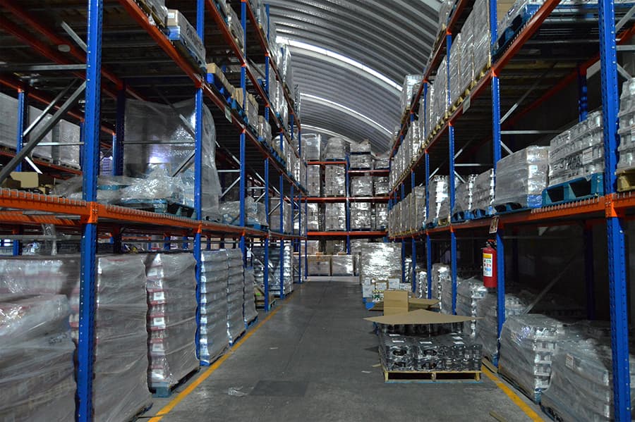 Área de producción de Polychem con equipos modernos y procesos controlados