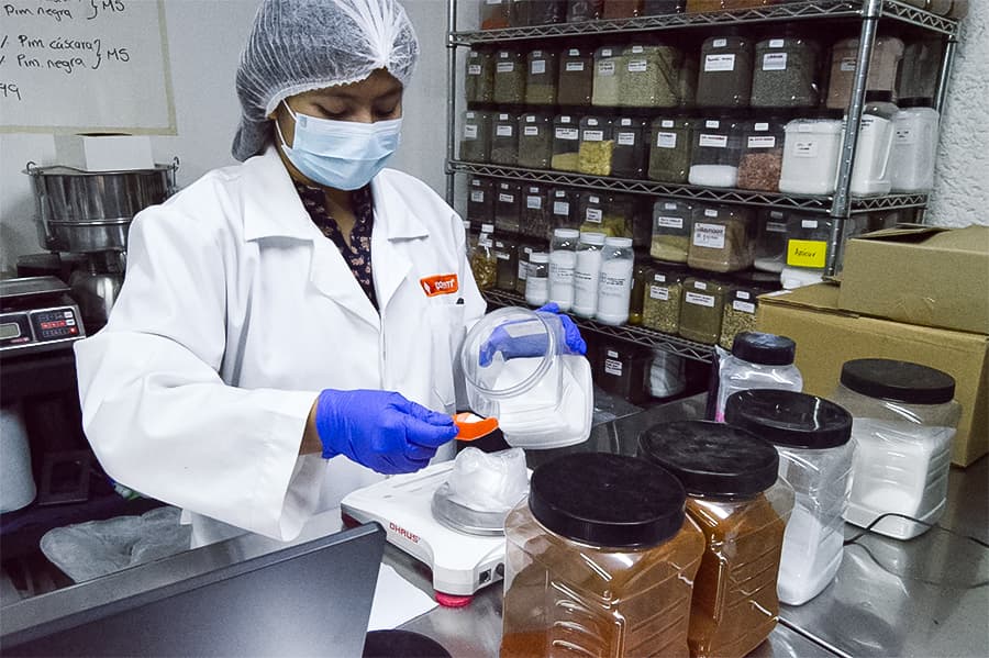 Departamento de nuevos desarrollos de Polychem trabajando en formulación y mejora de productos