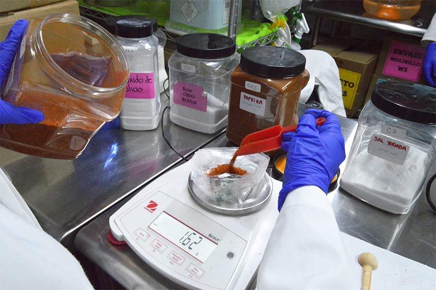 Evaluación de productos alimenticios en laboratorio de calidad e inocuidad
